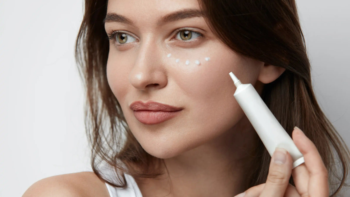 Révélez la Magie de Votre Regard avec les Solutions Contour des Yeux de Glowing Skin!
