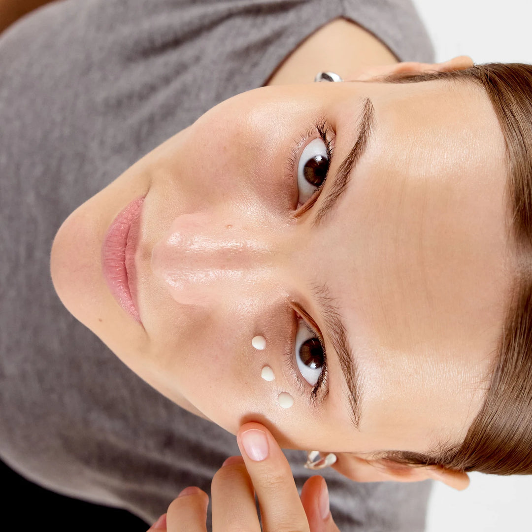 Application du Smart Eye Density Serum Dermalogica sous l'oeil